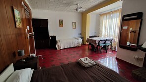 Habitación superior, baño compartido | 1 dormitorio, escritorio, espacio para trabajar con un portátil