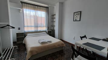 Basic Oda, Ortak Banyo | 1 yatak odası, masa, dizüstü bilgisayar çalışma alanı