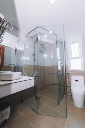 Designer-hygieniatuotteet, hiustenkuivaaja, tohvelit, pyyhkeet