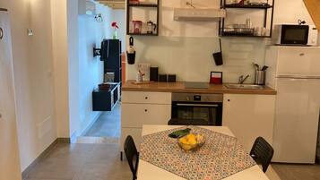 Kühlschrank, Mikrowelle, Ofen, Herdplatte