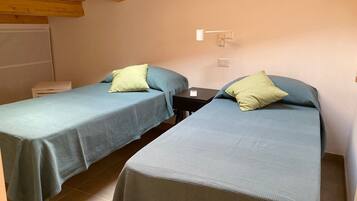 2 Schlafzimmer, Schreibtisch, Bügeleisen/Bügelbrett, Reisekinderbett