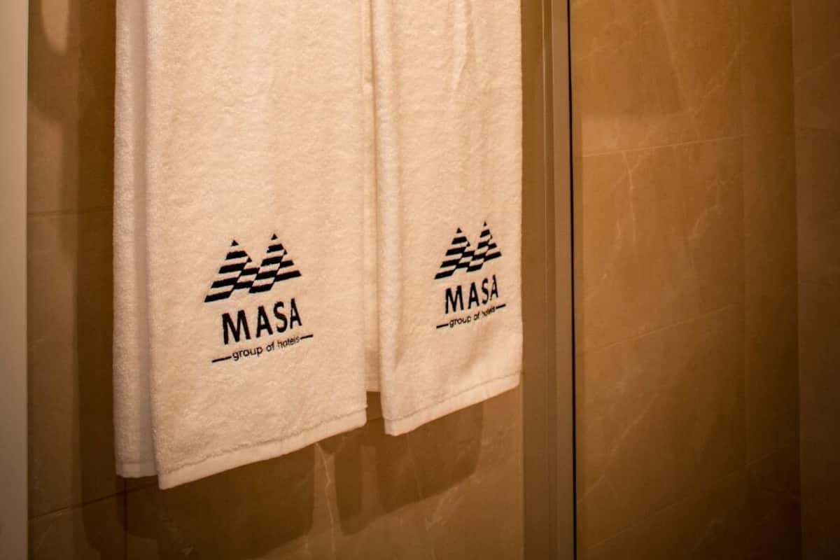 shower, rainfall showerhead, free toiletries, hair dryer