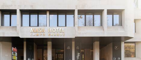Un hotel con un letrero llamativo que dice "Masa Hotel Campo Grande".