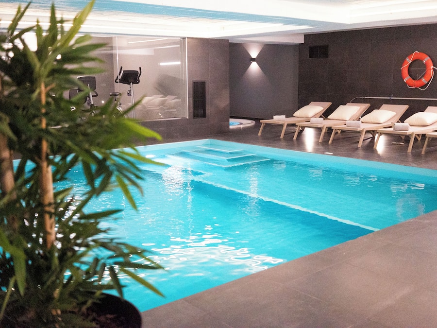 Innendørsbasseng og solsenger