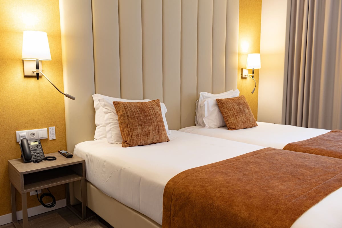 Club kamer, 1 twee- of 2 eenpersoonsbedden | 1 slaapkamer, een minibar, een kluis op de kamer, een bureau