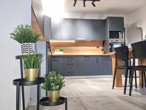 Refrigerador, microondas, horno y lavavajillas 