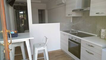 Kühlschrank, Ofen, Herdplatte, Wasserkocher mit Kaffee-/Teezubehör