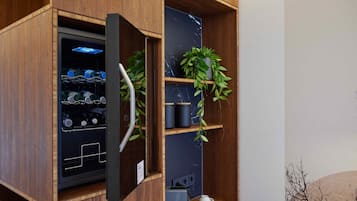 Habitación doble Confort, 1 cama King size, para no fumadores | Área de sala de estar | Televisión de pantalla plana de 25 pulgadas con canales digitales