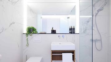 Comfort-Doppelzimmer, 1 King-Bett, Nichtraucher | Badezimmer | Dusche, umweltfreundliche Kosmetikartikel, Haartrockner