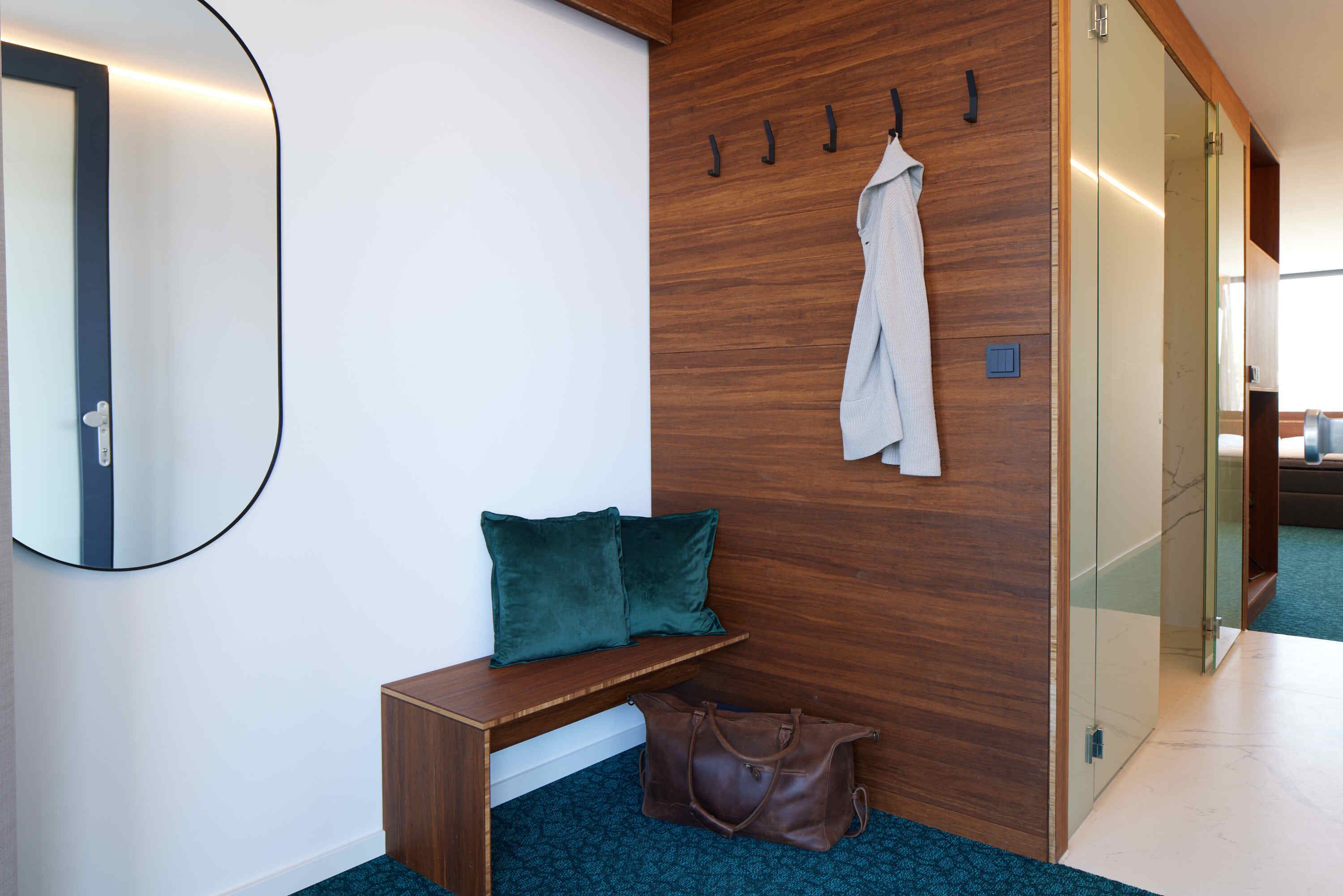 Comfort Double Room, 1 King Bed, Non Smoking | Living area | 25-inch flat-screen TV with digital channels, streaming services