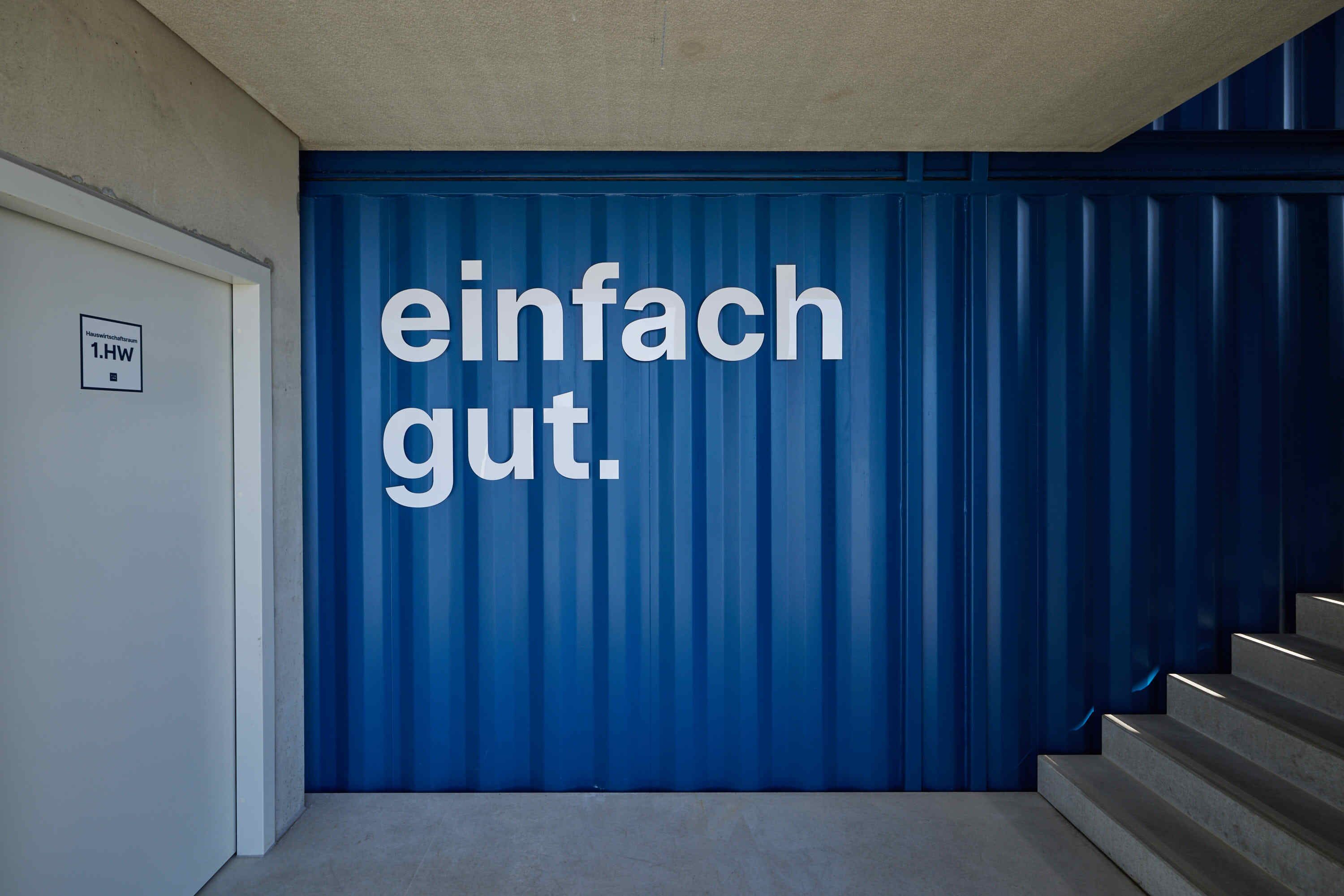 A blue door with the text "einfach gut."