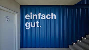 A blue door with the text "einfach gut."
