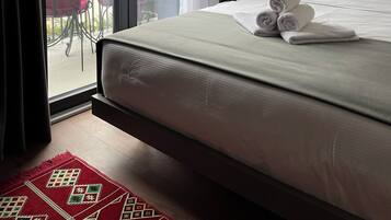 Double Room with Balcony | Minibar con artículos gratuitos, caja fuerte, sistema de insonorización