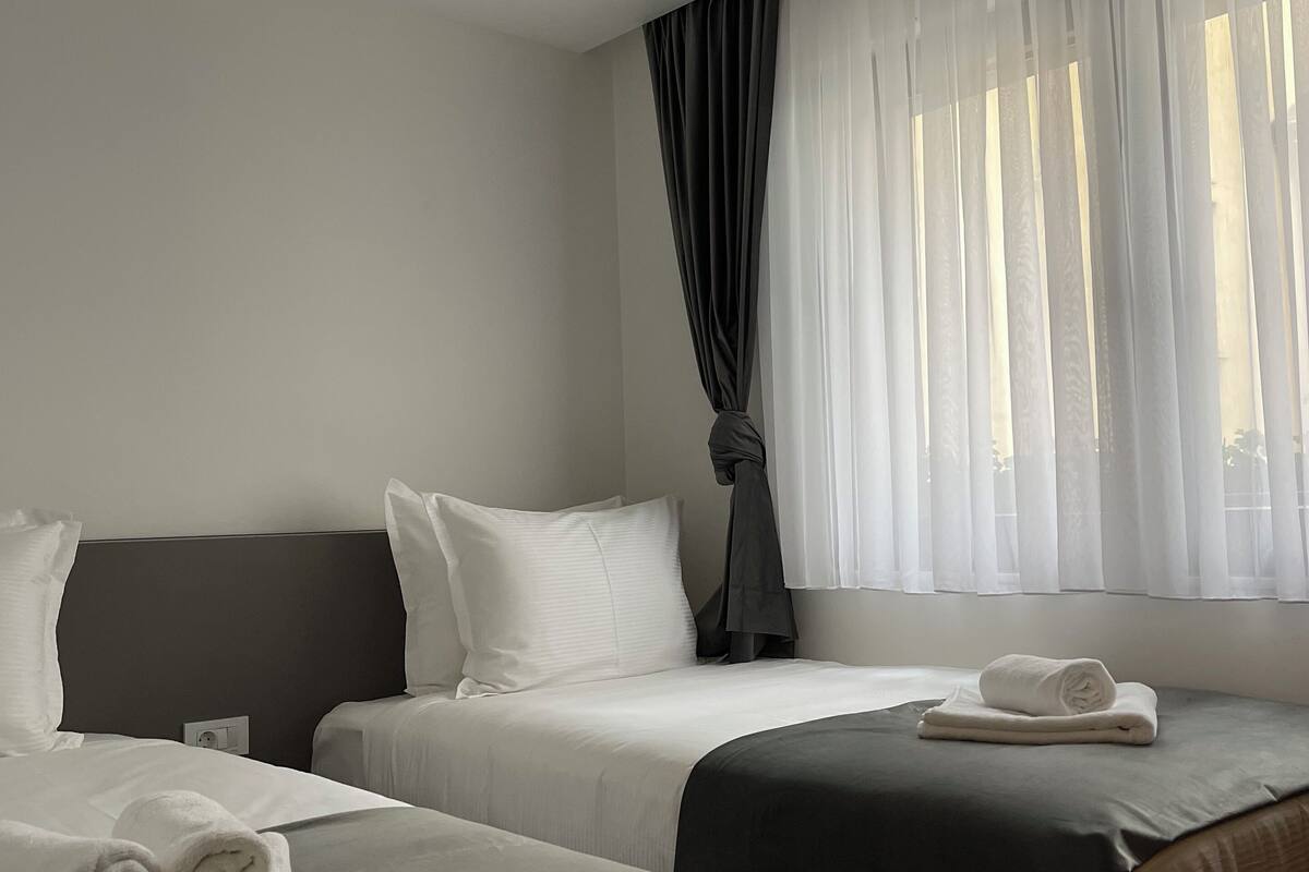 Basic Double or Twin Room | Free minibar, in-room safe, soundproofing