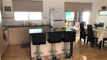 Casa familiar | Cocina privada | Frigorífico grande, microondas, horno y placa de cocina