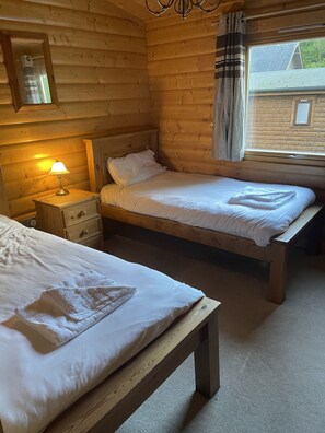 4 habitaciones, tabla de planchar con plancha y cuna de viaje 