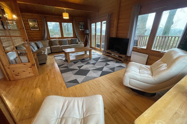 Una Smart TV, un reproductor de DVD, un reproductor estéreo