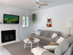 Smart-TV, Kamin, Bücher