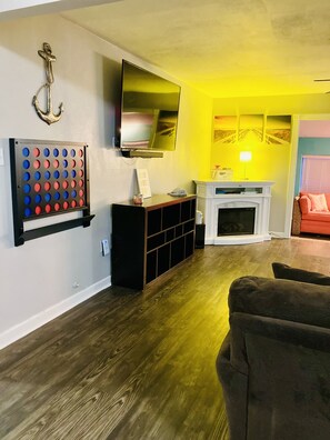 Smart TV, chimenea, monitor de computadora y impresora 