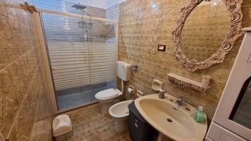 Douche, bidet, savon