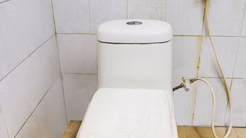 Habitación económica doble | Baño | Ducha, toallas y papel higiénico