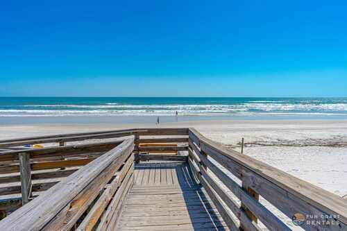 Dog Friendly Loft STEPS from Beach with Gas Barbecue Grill and Upstairs Deck!