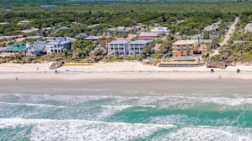 Plage à proximité, chaises longues, serviettes de plage