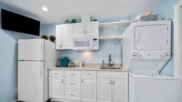 Réfrigérateur, micro-ondes, cafetiÚre/bouilloire, grille-pain