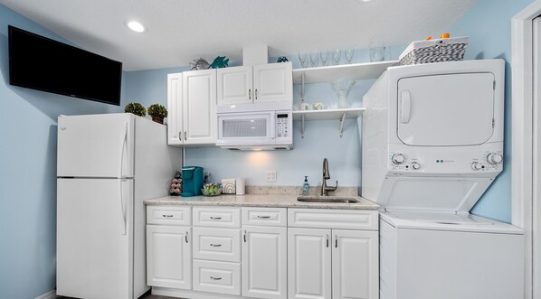 Kühlschrank, Mikrowelle, Wasserkocher mit Kaffee-/Teezubehör, Toaster