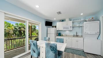 Réfrigérateur, micro-ondes, cafetiÚre/bouilloire, grille-pain