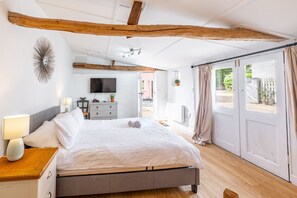 4 bedrooms, desk, internet, bed sheets