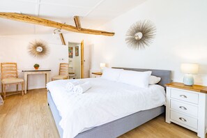 4 bedrooms, desk, Internet, bed sheets