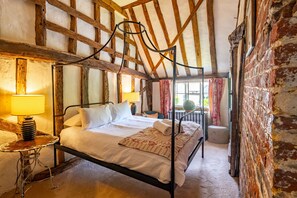 4 bedrooms, desk, Internet, bed sheets