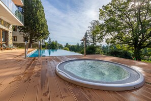 Una piscina cubierta