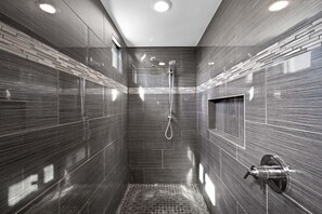 Een douche, een haardroger, handdoeken