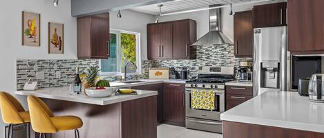 Een koelkast, een microgolfoven, een oven, een kookplaat