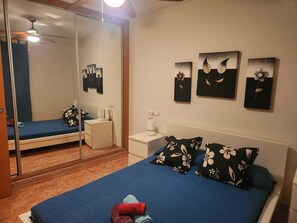 1 soverom, skrivebord, strykejern/-brett og reiseseng for barn