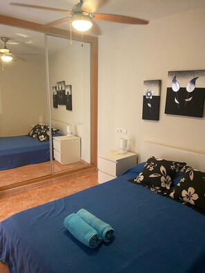 1 quarto, escrivaninha, ferros/tábuas de passar roupa, berço de viagem