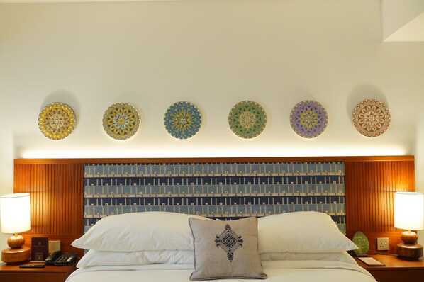 Chambre Deluxe double | Articles de minibar gratuits, coffre-fort, fer et planche à repasser