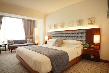 Minibar con artículos gratuitos y caja de seguridad en la habitación . Peshawar Serena Hotel