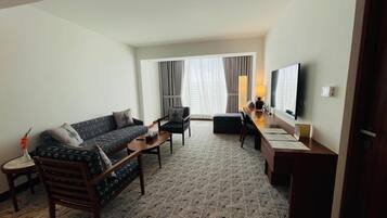 Suite ejecutiva | Baño | Regadera, amenidades de baño gratuitas, secadora de cabello, batas