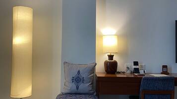 Suite ejecutiva | Área de sala de estar | Smart TV de 50 pulgadas con canales digitales