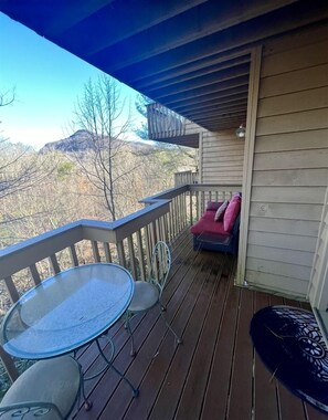 Outdoor dining - Quail Cove 1616 at Rumbling Bald (Lake Lure)
