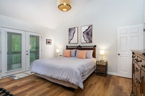 4 habitaciones, tabla de planchar con plancha, cuna de viaje y internet 