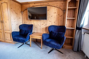 Comfort dubbelrum | Vardagsrum | 42-tums platt-tv med satellitkanaler och tv