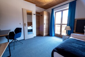 Habitación individual Confort | Zona de estar | Televisión de pantalla plana de 42 pulgadas con canales por satélite