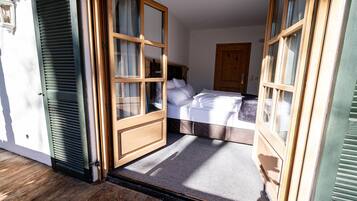 Roupas de cama premium, cofres nos quartos, individualmente decorados