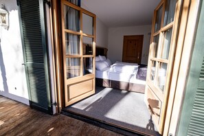 Bộ đồ giường cao cấp, két bảo mật tại phòng, trang trí khác biệt 