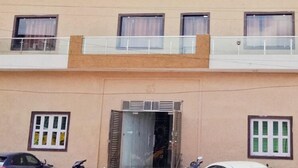 Un immeuble à plusieurs étages sur lequel on peut lire l’inscription « HÔTEL NAMOPALACE ».