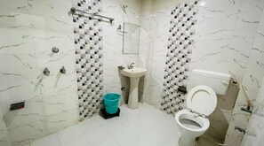 Standard Triple Room | Bathroom - Hotel Namo Palace (Kota)